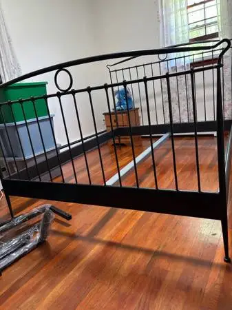 Metal bed frame