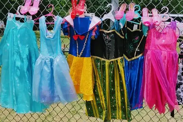 Lot of 6 princess dresses age 5, 6, 7 with heels
