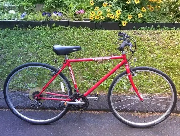 LIKE NEW! - SCHWINN COMFORT HYBRID ROAD/GRAVEL! NEW TIRES! - TUNED UP!