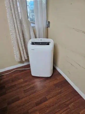 AC PORTABLE TOSHIBA 6000 BTU IS TOUCH SCREEN,WINDOW COVER,EXHAUST TUBE