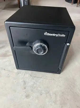 Like NEW Sentry Safe