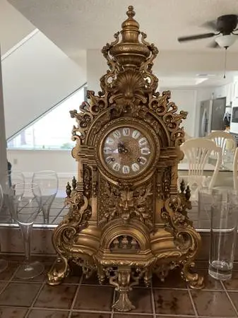 Brass clock with key (works)