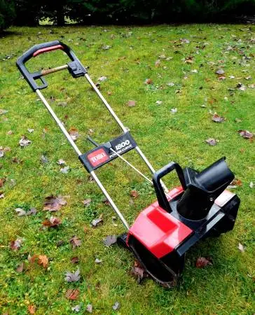 Toro 1800 Power Curve Electric Snow Blower (Model 38025)