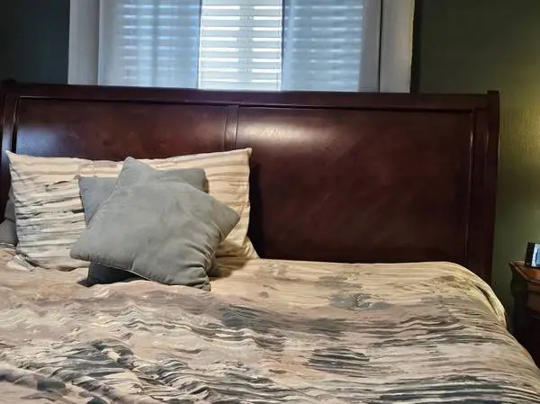 King bed, night stands and lamps