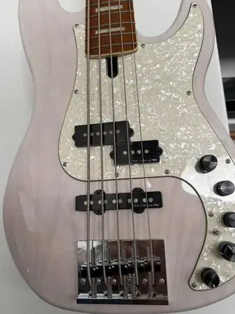 Sire Marcus Miller P8 5-string Bass Guitar w/case and strap locks