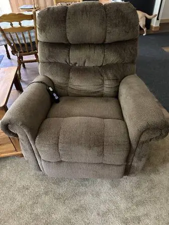 Recliner, power lift.