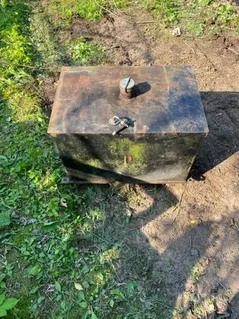 Hydraulic tank