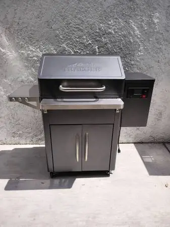 New. Traeger Silverton 620 Pellet Grill.