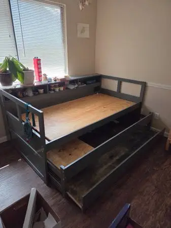Wooden Daybed with Trundle