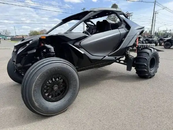 Maverick R X rs Can-Am: 240 HP Smart-Shox Suspension Total Blackout