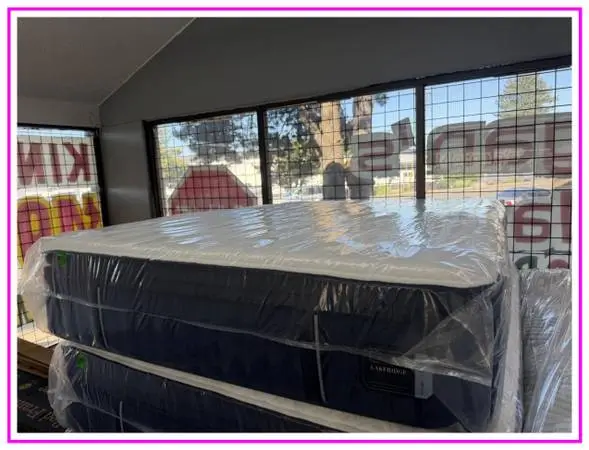 QUEEN SIZE STEARNS & FOSTER LAKERIDGE PILLOW TOP MATTRESS & BOX BED