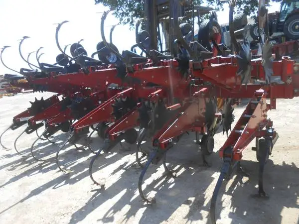 Case IH 1830 12R30 cultivator
