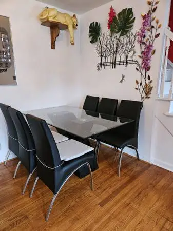 dinning room table and chairs