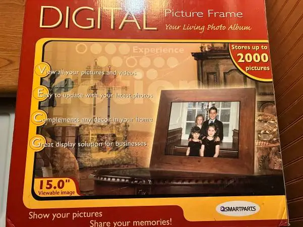 15” DIGITAL PICTURE FRAME THAT HOLpDS 2000 PICTURES NEW IN BOX OBO