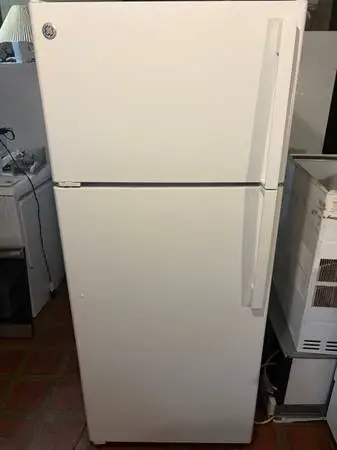 Like new White ge 18.0 cu ft ref with ice maker