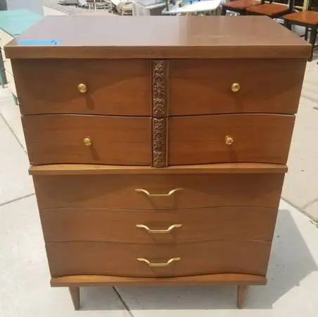 MID CENTURY Walnut Chest of Drawers / Dresser
