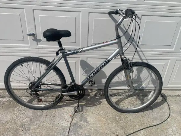 Raleigh SC30 Hardtail Hybrid Bike 18 speeds 26 tires