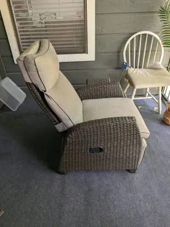 SELLING SUPER COMFORTABLE, RECLINING OUTDOOR/BALCONY CHAIR