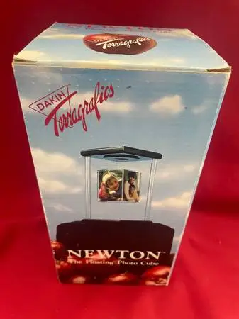 Newton The Floating Photo Cube
