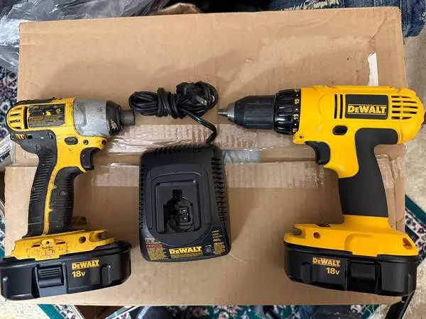 DEWALT 18V Compact Drill/Driver Set With 2 Batteries And Charger