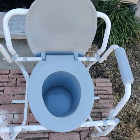 Deluxe potty chair