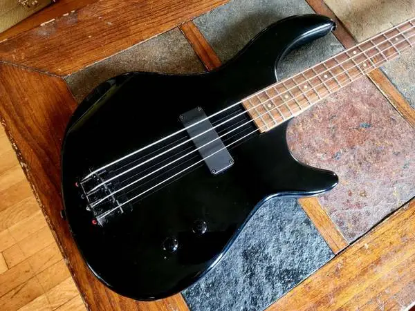 Dean Edge bass DC 2010s w/bag