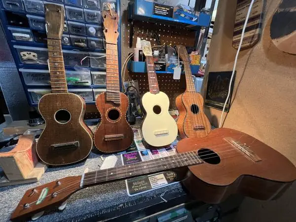 LOT OF VINTAGE EARLY-MID 1900’S UKULELES / UKES