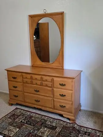 Vintage Solid maple wood 9-Drawer DresserbW/ Miroir excellent conditio