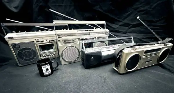 LOT VINTAGE GHETTO BLASTERS / STEREO BOOM BOXES
