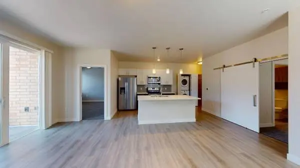 Penthouse feel luxury apt! In unit laundry, spectacular view!