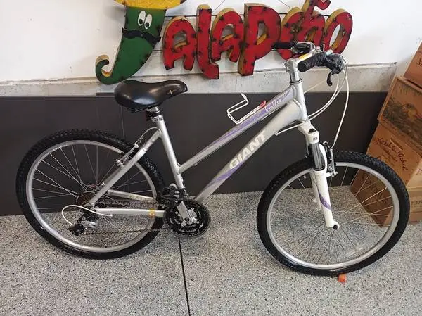 GIANT BOULDER HYBRID 21 SPEED CRUISER IN PRISTINE CONDITION