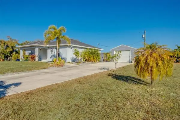 Custom-Built Beauty: Triple Lot, Spa-Style Suite, Expansive Lanai!
