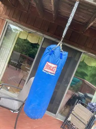 BOXING HEAVY BAG BY EVERLAST WITH 14OZ GLOVES LIKE NEW