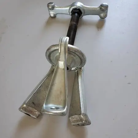 Snap on hub puller