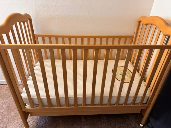Pali Crib with Sealy Mattress