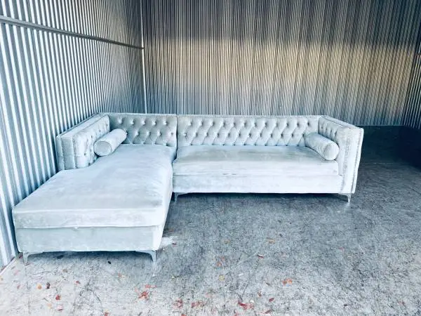 Elegant Upscale Z Gallerie Sectional Sofa w/Crystal Tufting & Storage