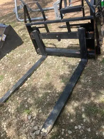 Pallet forks for a John Deere tractor