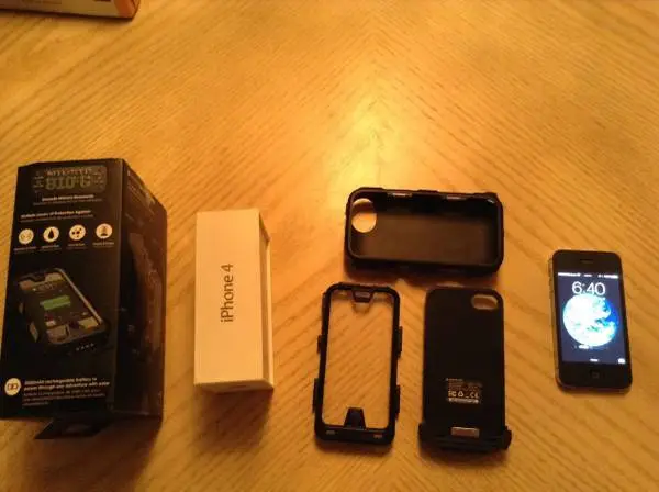 Apple iPhone 4  32 GB Black Verizon  w Mophie Charging case