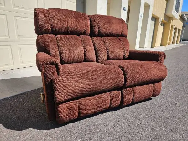 NEW LAZY BOY PINNACLEWALL HUGGER LOVE SEAT