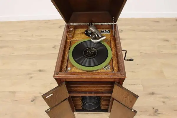 1918 Victrola  Talking Machine Record Player