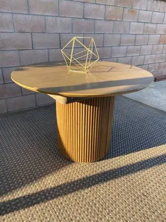 Gorgeous expandable Dining table