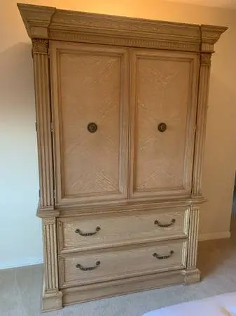 Lexigton Armoire in excellent condition