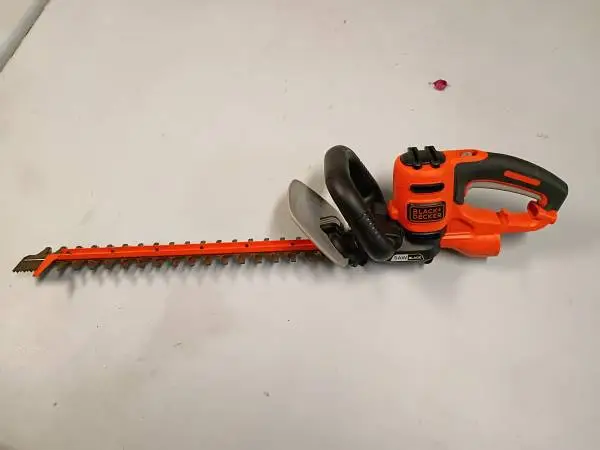 BLACK+DECKER 20 in. Electric Hedge Trimmer with sawblade