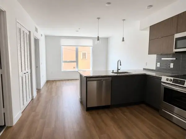 900 Vermont 1BR $2,099 July Special