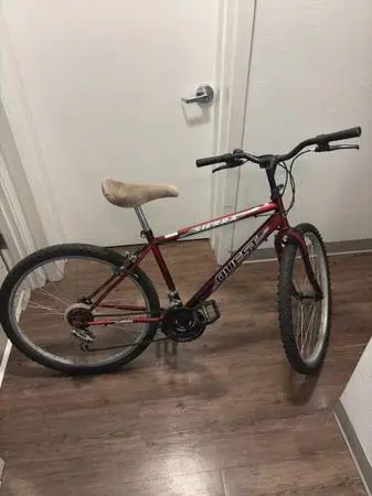 Bicycle/bike with broken pedal and broken shift, good for fixing and parts