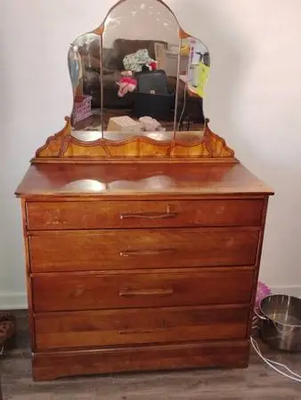 VINTAGE VANITY DRESSER
