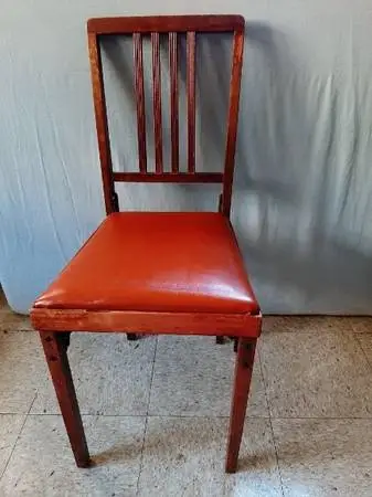 5 FOLDING CHAIRS