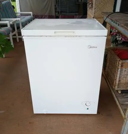 Chest Freezer 5 CU FT Works Great !!!