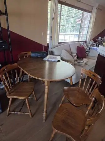 Round Kitchen Table Good Condition!