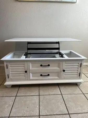 Lift top coffee table